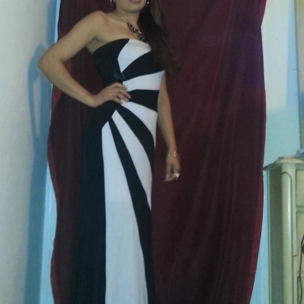 Un vestido largo, negro con franjas blancas